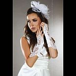 <strong>Атласные перчатки-митенки с цветочным узором</strong> <br />
Атласные перчатки, со вставками из кружева. <div class="charTableblock"><div><span>Цвет</span>: белый</div><div><span>Производитель</span>: Livia Corsetti, Польша</div><div><span>В наличии</span>: белый</div></div> Атласные перчатки-митенки с цветочным узором 
Атласные перчатки, со вставками из кружева.