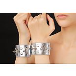 <strong>Серебристые напульсники с шипами</strong> <br />
Напульсники с шипами изготовлены из искусственной кожи и меха. <div class="charTableblock"><div><span>Материал</span>: кожзам</div><div><span>Цвет</span>: другой</div><div><span>Производитель</span>: Sitabella, Россия</div></div> Серебристые напульсники с шипами 
Напульсники с шипами изготовлены из искусственной кожи и меха.