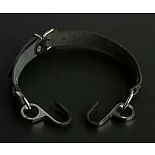 <strong>Чёрный кляп с крючками </strong> <br />
Кляп, который состоит из двух прорезиненных крючков на черном ремешке, способных широко растянуть рот партнеру для воплощения самых сокровенных фантазий. <div class="charTableblock"><div><span>Тип</span>: другой</div><div><span>Цвет</span>: черный</div><div><span>Материал</span>: кожа</div><div><span>Производитель</span>: Sitabella, Россия</div></div> Чёрный кляп с крючками  
Кляп, который состоит из двух прорезиненных крючков на черном ремешке, способных широко растянуть рот партнеру для воплощения самых сокровенных фантазий.