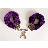 <strong>Наручники фиолетовые.6см</strong> <br />
В том, что вы ласкаете частично обездвиженного сексуального партнёра, есть какая-то своя, особая прелесть. <br><br>
Стоит браслетам с фиолетовой опушкой защёлкнуться на его запястьях, как он станет пленником, ну а вы – его властелином. <br><br>
Поверьте, это – самый подходящий момент для смелых сексуальных экспериментов: от изощрённых пыток вашему рабу не сбежать и не укрыться.
 <div class="charTableblock"><div><span>Материал</span>: металл</div><div><span>Цвет</span>: другой</div><div><span>Производитель</span>: ToyFa, Китай</div></div> Наручники фиолетовые.6см 
В том, что вы ласкаете частично обездвиженного сексуального партнёра, есть какая-то своя, особая прелесть. <br><br>
Стоит браслетам с фиолетовой опушкой защёлкнуться на его запястьях, как он станет пленником, ну а вы – его властелином. <br><br>
Поверьте, это – самый подходящий момент для смелых сексуальных экспериментов: от изощрённых пыток вашему рабу не сбежать и не укрыться.