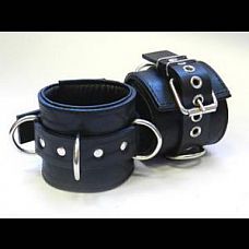 <strong>Наручники с застежкой и тремя сварными D-кольцами </strong> <br />
Наручники с застежкой и тремя сварными D-кольцами <div class="charTableblock"><div><span>Материал</span>: кожа</div><div><span>Производитель</span>: Beastly, Россия</div></div> Наручники с застежкой и тремя сварными D-кольцами  
Наручники с застежкой и тремя сварными D-кольцами