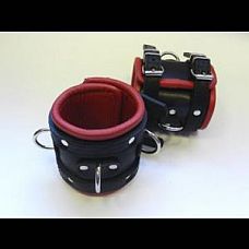 <strong>Широкие обёрнутые наручники с красным кожаным подкладом</strong> <br />
Застежка: 2 ремешка с пряжками  с 3-мя сварными D-кольцами.<div class="charTableblock"><div><span>Материал</span>: кожа</div><div><span>Цвет</span>: черный</div><div><span>Производитель</span>: Beastly, Россия</div></div> Широкие обёрнутые наручники с красным кожаным подкладом 
Застежка: 2 ремешка с пряжками  с 3-мя сварными D-кольцами.