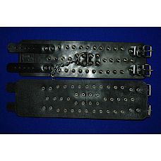 <strong>Не подшитые чёрные наножники с клепками</strong> <br />
Наножники не подшитые, декорированные металлической фурнитурой, с фиксирующей цепочкой, со сварным D-кольцом, зафиксированным полосой и хольнитенами.<div class="charTableblock"> </div> Не подшитые чёрные наножники с клепками 
Наножники не подшитые, декорированные металлической фурнитурой, с фиксирующей цепочкой, со сварным D-кольцом, зафиксированным полосой и хольнитенами.