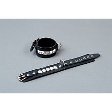 <strong>Чёрные кожаные наручники с металлическими квадропуклями</strong> <br />
Узкие наручники выполнены из натуральной кожи черного цвета.<div class="charTableblock"><div><span>Материал</span>: кожа</div><div><span>Цвет</span>: черный</div><div><span>Производитель</span>: Подиум, Россия</div></div> Чёрные кожаные наручники с металлическими квадропуклями 
Узкие наручники выполнены из натуральной кожи черного цвета.