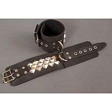 <strong>Широкие наручники с квадропуклями</strong> <br />
Широкие наручники ручной работы № это ваш помощник в реализации самых необузданных БДСМ фантазий.<div class="charTableblock"><div><span>Материал</span>: кожа</div><div><span>Цвет</span>: черный</div><div><span>Производитель</span>: Подиум, Россия</div></div> Широкие наручники с квадропуклями 
Широкие наручники ручной работы № это ваш помощник в реализации самых необузданных БДСМ фантазий.