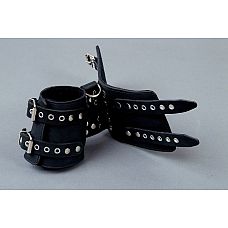 <strong>Чёрные кожаные фиксирующие манжеты</strong> <br />
Оригинальные наручники ручной работы № это ваш помощник в реализации самых необузданных БДСМ-фантазий.<div class="charTableblock"><div><span>Материал</span>: кожа</div><div><span>Производитель</span>: Подиум, Россия</div></div> Чёрные кожаные фиксирующие манжеты 
Оригинальные наручники ручной работы № это ваш помощник в реализации самых необузданных БДСМ-фантазий.