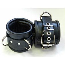 <strong>Чёрные наручники с застежкой-ремешком и 3 сварными D-кольцами</strong> <br />
Наручники подшитые.<div class="charTableblock"><div><span>Материал</span>: кожа</div><div><span>Цвет</span>: черный</div><div><span>Производитель</span>: Beastly, Россия</div></div> Чёрные наручники с застежкой-ремешком и 3 сварными D-кольцами 
Наручники подшитые.