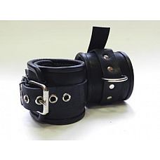 <strong>Чёрные не подшитые наножники с пряжкой и сварным кольцом</strong> <br />
Наножники не подшитые.<div class="charTableblock"><div><span>Материал</span>: кожа</div><div><span>Производитель</span>: Beastly, Россия</div></div> Чёрные не подшитые наножники с пряжкой и сварным кольцом 
Наножники не подшитые.