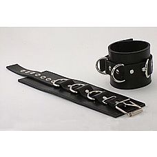 <strong>Подшитые чёрные наручники с пряжкой и 3 сварными D-кольцами</strong> <br />
Застежка -  ремешок с пряжкой; с 3 сварными D-кольцами, без соединительной фиксации; подшитые.<div class="charTableblock"><div><span>Материал</span>: кожа</div><div><span>Производитель</span>: Beastly, Россия</div></div> Подшитые чёрные наручники с пряжкой и 3 сварными D-кольцами 
Застежка -  ремешок с пряжкой; с 3 сварными D-кольцами, без соединительной фиксации; подшитые.