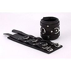 <strong>Широкие подвернутые наручники с 3 сварными D-кольцами</strong> <br />
Застежка - 2 ремешка с пряжками  с 3 сварными D-кольцами, с мягкой проставкой обтянутой кожей внутри, без соединительной фиксации  подшитые.<div class="charTableblock"><div><span>Материал</span>: кожа</div><div><span>Цвет</span>: черный</div><div><span>Производитель</span>: Beastly, Россия</div></div> Широкие подвернутые наручники с 3 сварными D-кольцами 
Застежка - 2 ремешка с пряжками  с 3 сварными D-кольцами, с мягкой проставкой обтянутой кожей внутри, без соединительной фиксации  подшитые.