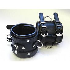 <strong>Широкие обернутые наручники из чёрной кожи</strong> <br />
Застежка - 2 ремешка с пряжками  с 3 сварными D-кольцами, отделочный край - обернутый кожей, с мягкой проставкой, обтянутой кожей внутри, без соединительной фиксации  подшитые.<div class="charTableblock"><div><span>Материал</span>: кожа</div><div><span>Цвет</span>: черный</div><div><span>Производитель</span>: Beastly, Россия</div></div> Широкие обернутые наручники из чёрной кожи 
Застежка - 2 ремешка с пряжками  с 3 сварными D-кольцами, отделочный край - обернутый кожей, с мягкой проставкой, обтянутой кожей внутри, без соединительной фиксации  подшитые.