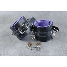 <strong>Кожаные подвёрнутые наручники с фиолетовой подкладкой</strong> <br />
Подвернутые  застежка - ремешок с эллипсными отверстиями и запирающейся пряжкой «бабочкой», с замочком для фиксации.<div class="charTableblock"><div><span>Материал</span>: кожа</div><div><span>Цвет</span>: черный</div><div><span>Производитель</span>: Beastly, Россия</div></div> Кожаные подвёрнутые наручники с фиолетовой подкладкой 
Подвернутые  застежка - ремешок с эллипсными отверстиями и запирающейся пряжкой «бабочкой», с замочком для фиксации.