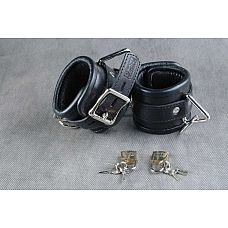 <strong>Чёрные подвёрнутые наручники из кожи</strong> <br />
Обернутые  застежка - ремешок с эллипсными отверстиями и запирающейся пряжкой «бабочкой», с замочком для фиксации.<div class="charTableblock"><div><span>Материал</span>: кожа</div><div><span>Цвет</span>: черный</div><div><span>Производитель</span>: Beastly, Россия</div></div> Чёрные подвёрнутые наручники из кожи 
Обернутые  застежка - ремешок с эллипсными отверстиями и запирающейся пряжкой «бабочкой», с замочком для фиксации.