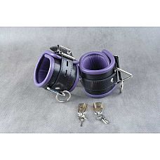 <strong>Чёрные подвёрнутые наножники с фиолетовым подкладом</strong> <br />
Обернутые  застежка - ремешок с эллипсами-отверстиями и запирающейся пряжкой «бабочкой», с замочком для фиксации.<div class="charTableblock"><div><span>Материал</span>: кожа</div><div><span>Цвет</span>: черный</div><div><span>Производитель</span>: Beastly, Россия</div></div> Чёрные подвёрнутые наножники с фиолетовым подкладом 
Обернутые  застежка - ремешок с эллипсами-отверстиями и запирающейся пряжкой «бабочкой», с замочком для фиксации.