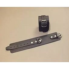 <strong>Широкие кожаные наручники универсального размера</strong> <br />
Наручники ручной работы    это Ваш помощник в реализации самых необузданных фантазий в БДСМ.<div class="charTableblock"><div><span>Материал</span>: кожа</div><div><span>Производитель</span>: Подиум, Россия</div></div> Широкие кожаные наручники универсального размера 
Наручники ручной работы    это Ваш помощник в реализации самых необузданных фантазий в БДСМ.