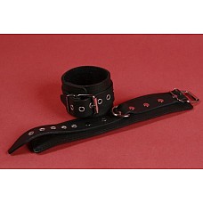 <strong>Наручи узкие</strong> <br />
Узкие подшитые наручи. Декорированы пуклей, тем не менее смотрятся достаточно сдержано и строго. Кольца позволяют фиксировать их между собой или пристегивать с помощью различных карабинов. Изготовлены из натуральной кожи.<div class="charTableblock"><div><span>Материал</span>: кожа</div><div><span>Производитель</span>: Подиум, Россия</div></div> Наручи узкие 
Узкие подшитые наручи. Декорированы пуклей, тем не менее смотрятся достаточно сдержано и строго. Кольца позволяют фиксировать их между собой или пристегивать с помощью различных карабинов. Изготовлены из натуральной кожи.