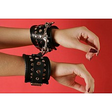 <strong>Наручи фигурные черные</strong> <br />
Наручники фигурные, профурнитуренные заклепками, окантованные кожей на подкладке. Анатомическая форма. Подкладка: синтетическая пена, обтянутая мягкой кожей или замшей. <div class="charTableblock"><div><span>Материал</span>: кожа</div><div><span>Цвет</span>: черный</div><div><span>Производитель</span>: Подиум, Россия</div></div> Наручи фигурные черные 
Наручники фигурные, профурнитуренные заклепками, окантованные кожей на подкладке. Анатомическая форма. Подкладка: синтетическая пена, обтянутая мягкой кожей или замшей.