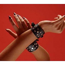 <strong>Декоративные наручники на кожаной подкладке</strong> <br />
Узкие декоративные наручники, украшенные пуклей. Также их можно носить как наранястники или как браслеты. Авторский дизайн, ручная работа.<div class="charTableblock"><div><span>Материал</span>: кожа</div><div><span>Производитель</span>: Подиум, Россия</div></div> Декоративные наручники на кожаной подкладке 
Узкие декоративные наручники, украшенные пуклей. Также их можно носить как наранястники или как браслеты. Авторский дизайн, ручная работа.