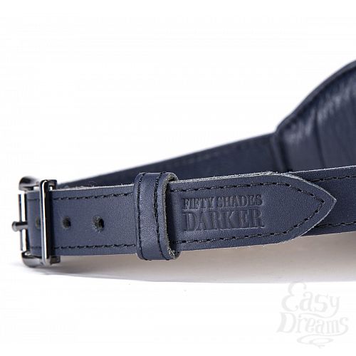 Фотография 3:  Тёмно-синяя кожаная маска на глаза DARKER LIMITED COLLECTION BLINDFOLD Фотография 3  Тёмно-синяя кожаная маска на глаза DARKER LIMITED COLLECTION BLINDFOLD