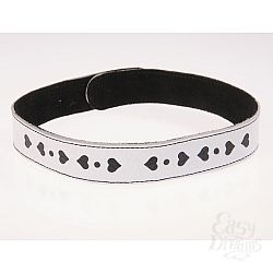 Кожаный белый ошейник с аппликацией в виде сердечек  Кожаный белый ошейник с аппликацией в виде сердечек